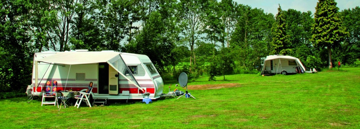Caravan op veld van camping