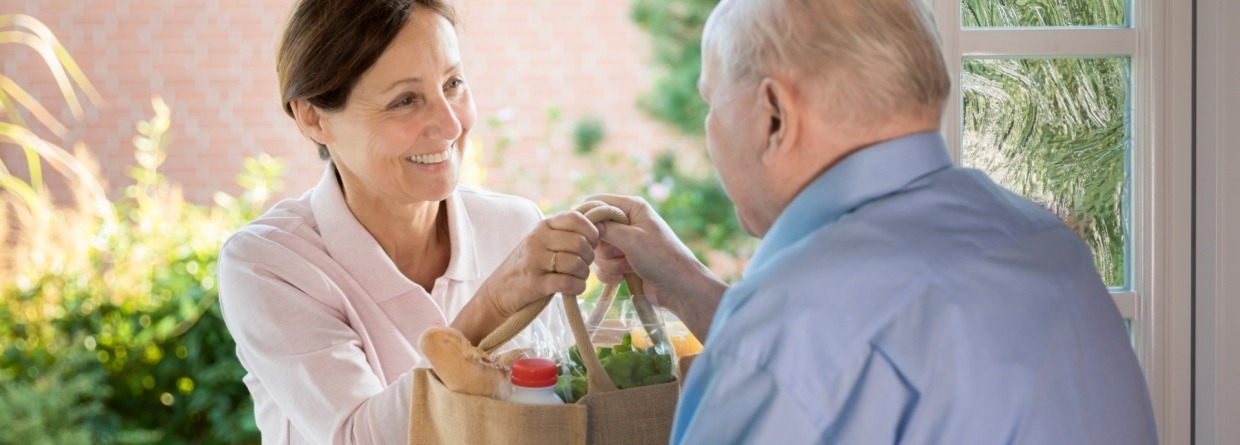 Vrouw helpt man met boodschappen