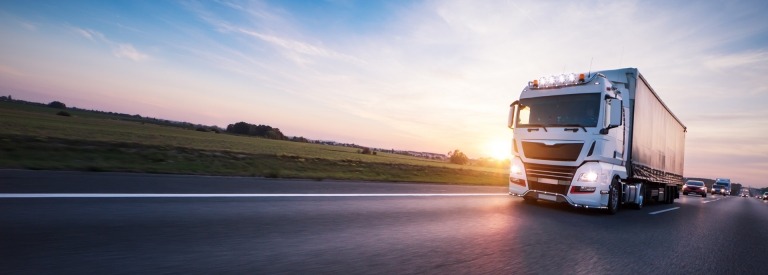 Vrachtwagen onderweg op de snelweg