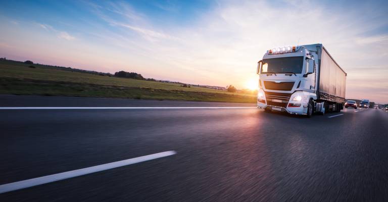 Vrachtwagen onderweg op de snelweg