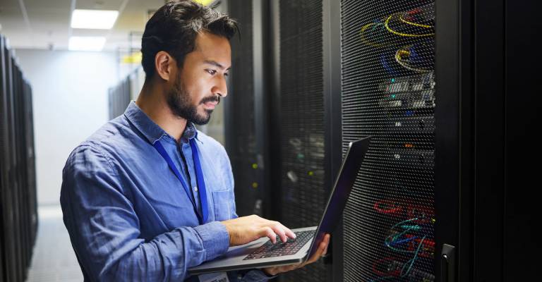 IT-persoon op de laptop voor technische upgrades