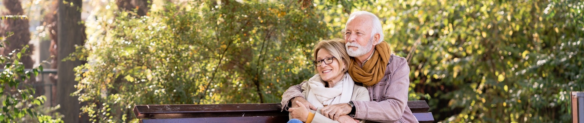 Portret van een ouder echtpaar in het openbare park