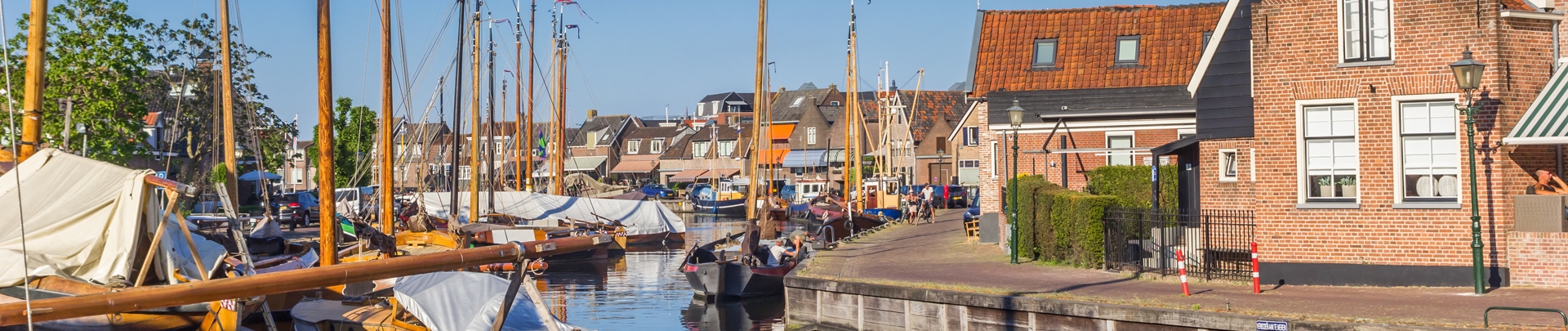 Houten schepen in de historische haven van Spakenburg